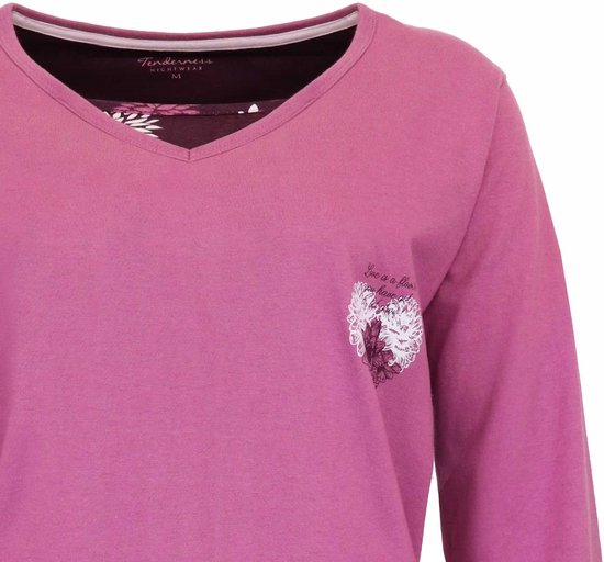 Donkerroze pyjamatop met V-hals, met een hartvormige bloemenprint en tekst: 'Love is a flower'.