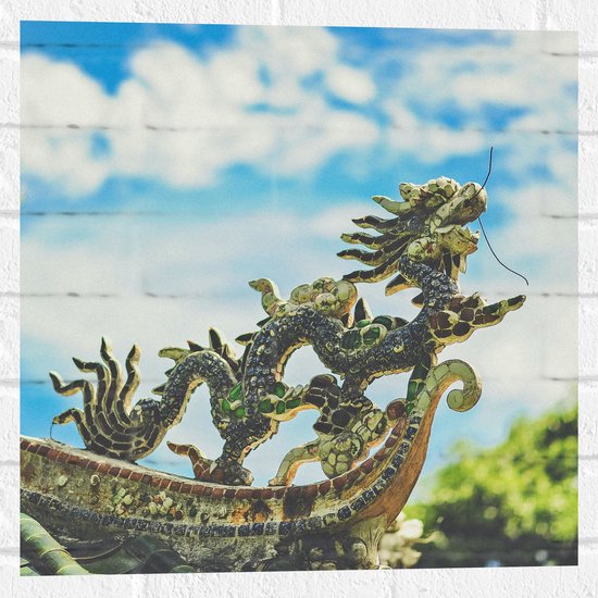 Muursticker - Figuur van Draak op Stenen Dak - 50x50 cm Foto op Muursticker
