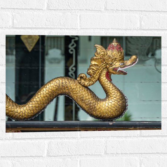 Muursticker - Traditionele Chinese Gouden Draak op Rand van Balkon - 60x40 cm Foto op Muursticker