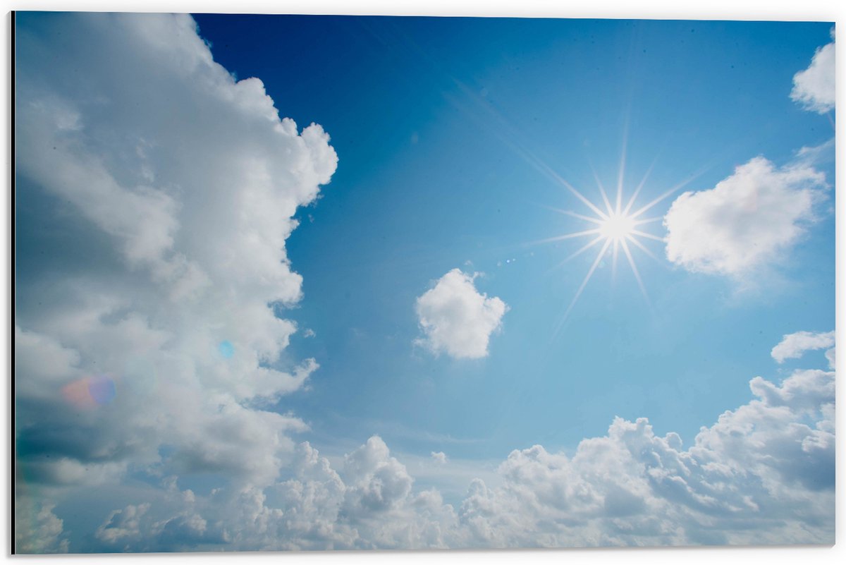 Dibond - Felle Zon door Sluierbewolking - 60x40 cm Foto op Aluminium (Met Ophangsysteem)
