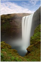 Poster (Mat) - Hoge Wilde Waterval in de Groene Natuur - 60x90 cm Foto op Posterpapier met een Matte look