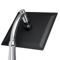 Een zwarte, vierkante XL douchekop met chromen arm en aansluiting, in close-up.