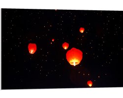 PVC Schuimplaat- Brandende Lampionnen Vliegend naar Sterrenhemel - 90x60 cm Foto op PVC Schuimplaat