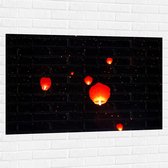 Muursticker - Brandende Lampionnen Vliegend naar Sterrenhemel - 120x80 cm Foto op Muursticker