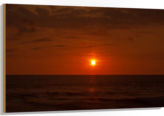 Hout - Roodkleurige Zonsondergang aan de Horizon bij de Oceaan - 120x80 cm - 9 mm dik - Foto op Hout (Met Ophangsysteem)