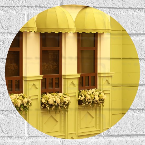 Muursticker Cirkel - Raamkozijnen met Gele Plantenbakken aan Geel Huis - 40x40 cm Foto op Muursticker