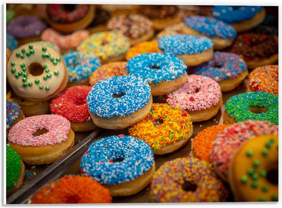 PVC Schuimplaat- Rij Verse Donuts met Verschillende Kleuren Sprinkles - 40x30 cm Foto op PVC Schuimplaat