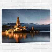 Muursticker - Pura Ulun Danu Bratan Tempel aan het Meer tijdens de Avond - 80x60 cm Foto op Muursticker