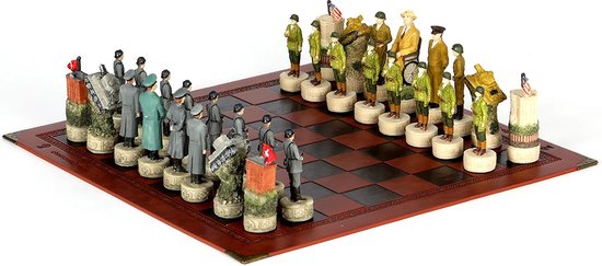 Afbeelding van het spel Luxe Schaakset met Lederen Reliëf Schaakbord - Thema Tweede Wereld Oorlog - Duitsland vs Amerika - 32 Stukken Gemaakt van Hoogwaardige Kwaliteit Resin - Draagbaar - Geschikt voor Reizen - Zeldzaam