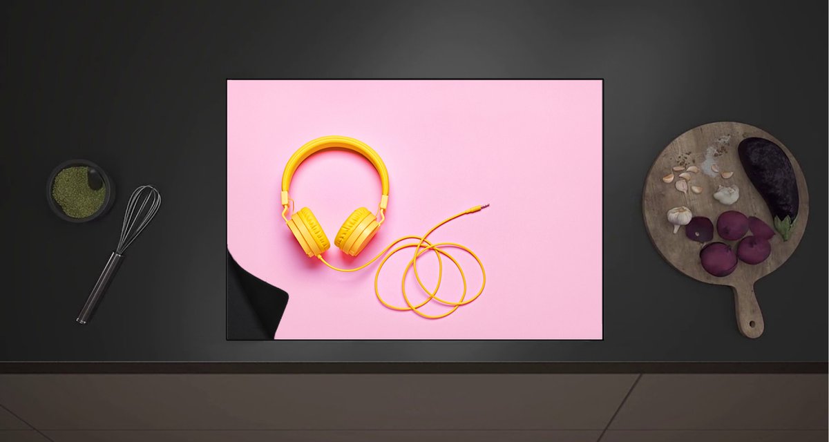 Inductie Beschermer - Gele Headset tegen Roze Achtergrond - 70x52 cm - 2 mm Dik - Inductieplaat Beschermer met zwarte kern