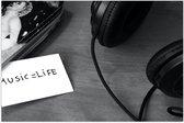 Poster Glanzend – Koptelefoon met Aantekening ''Music = Life'' (Zwart- wit) - 75x50 cm Foto op Posterpapier met Glanzende Afwerking