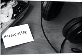 Acrylglas - Koptelefoon met Aantekening ''Music = Life'' (Zwart- wit) - 105x70 cm Foto op Acrylglas (Met Ophangsysteem)