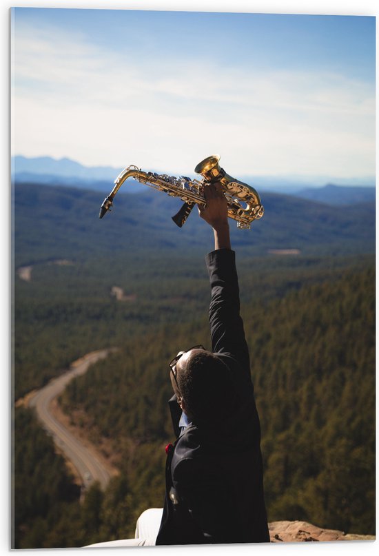 Acrylglas - Man met Trompet aan de Rand van Cliff met Uitzicht - 50x75 cm Foto op Acrylglas (Met Ophangsysteem)