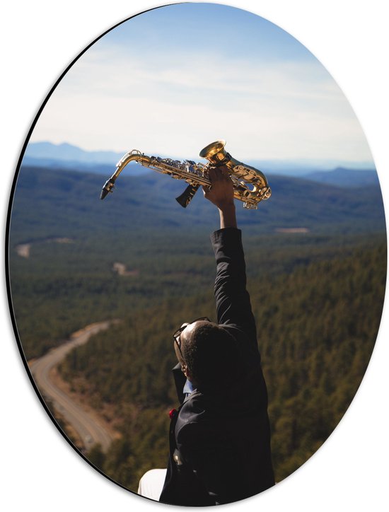 Dibond Ovaal - Man met Trompet aan de Rand van Cliff met Uitzicht - 30x40 cm Foto op Ovaal (Met Ophangsysteem)