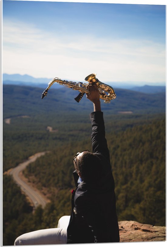 Acrylglas - Man met Trompet aan de Rand van Cliff met Uitzicht - 60x90 cm Foto op Acrylglas (Met Ophangsysteem)