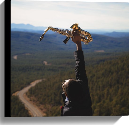 Canvas - Man met Trompet aan de Rand van Cliff met Uitzicht - 40x40 cm Foto op Canvas Schilderij (Wanddecoratie op Canvas)