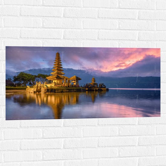 Muursticker - Gouden Lagen Pura Ulun Danu Bratan Tempel langs het Meer in Indonesië - 100x50 cm Foto op Muursticker