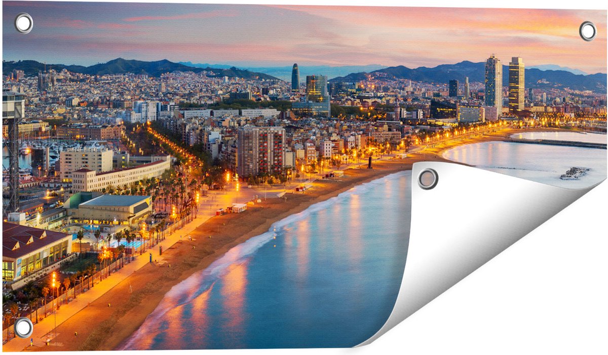 Gards Tuinposter Barcelona Strand met Stad bij Zonsondergang - 60x30 cm - Tuindoek - Tuindecoratie - Wanddecoratie buiten - Tuinschilderij Multikleur
