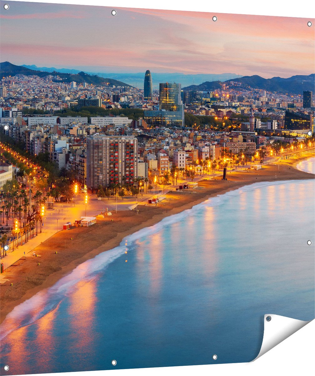 Gards Tuinposter Barcelona Strand met Stad bij Zonsondergang - 120x120 cm - Tuindoek - Tuindecoratie - Wanddecoratie buiten - Tuinschilderij Multikleur