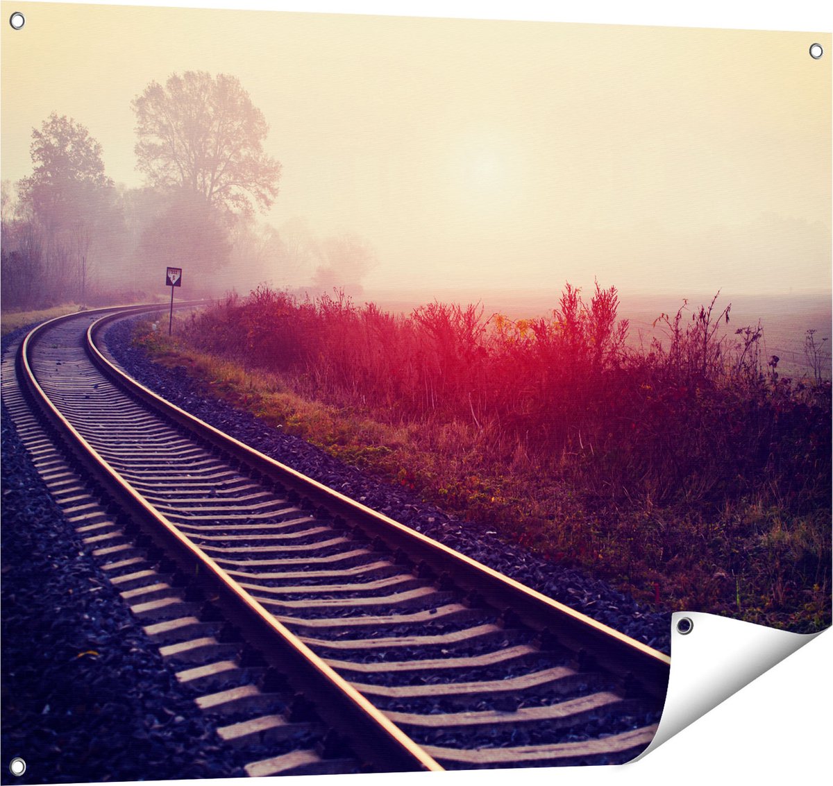 Gards Tuinposter Spoorweg Rails tijdens de Herfst met Mist - 100x80 cm - Tuindoek - Tuindecoratie - Wanddecoratie buiten - Tuinschilderij Multikleur