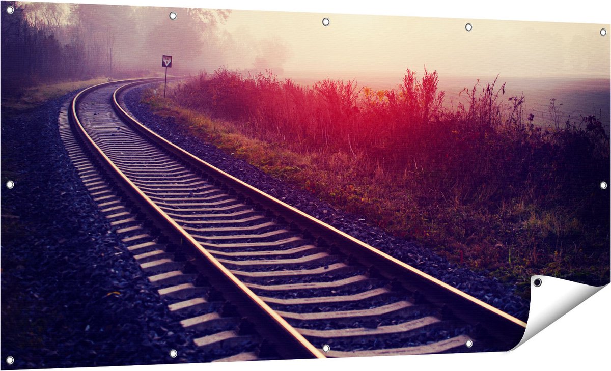 Gards Tuinposter Spoorweg Rails tijdens de Herfst met Mist - 160x80 cm - Tuindoek - Tuindecoratie - Wanddecoratie buiten - Tuinschilderij Multikleur