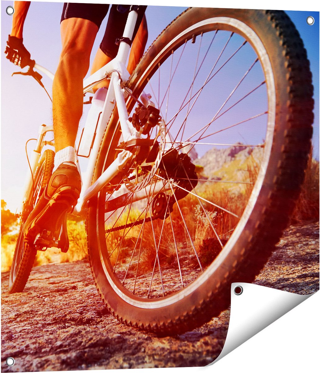 Gards Tuinposter Mountainbike Fietser op Stenen bij Zonsopgang - 70x70 cm - Tuindoek - Tuindecoratie - Wanddecoratie buiten - Tuinschilderij Multikleur