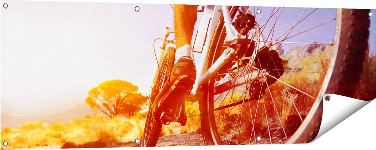 Gards Tuinposter Mountainbike Fietser op Stenen bij Zonsopgang - 150x50 cm - Tuindoek - Tuindecoratie - Wanddecoratie buiten - Tuinschilderij Multikleur