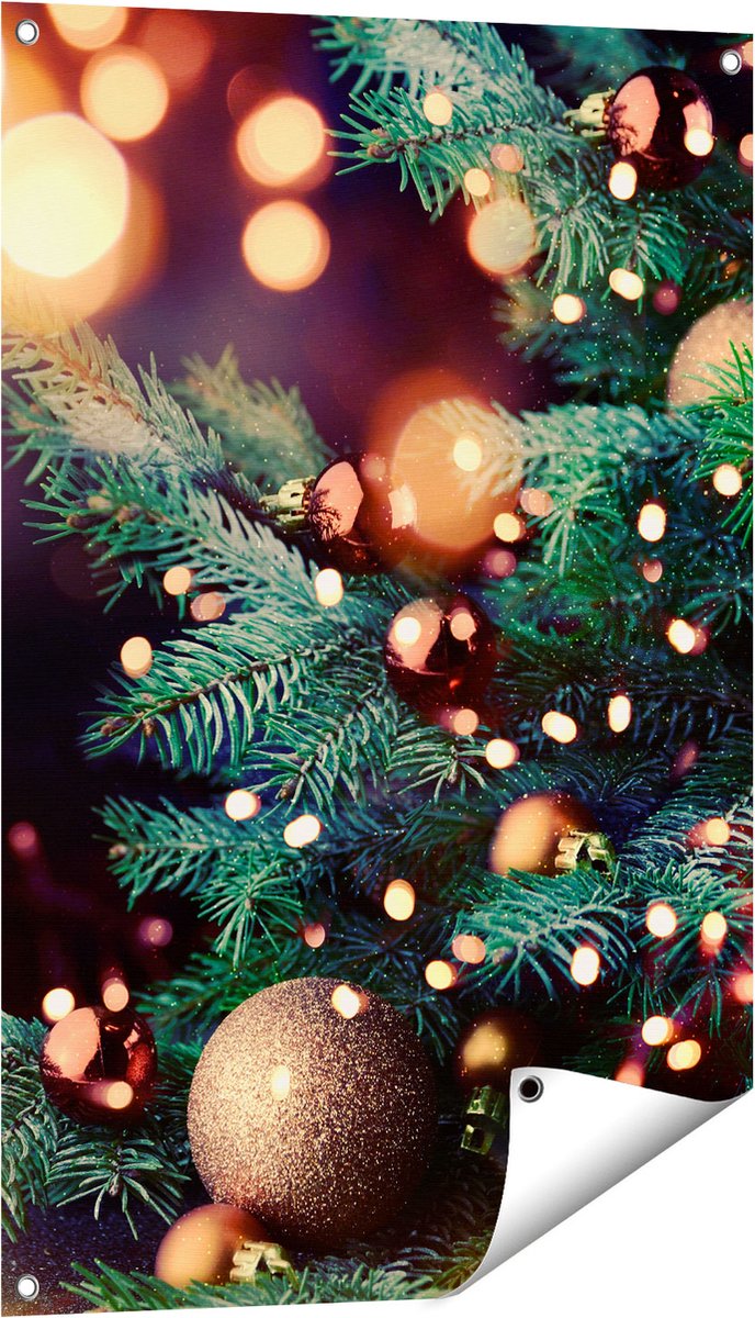 Gards Tuinposter Versierde Kerstboom met Lichtjes - 60x90 cm - Tuindoek - Tuindecoratie - Wanddecoratie buiten - Tuinschilderij Multikleur