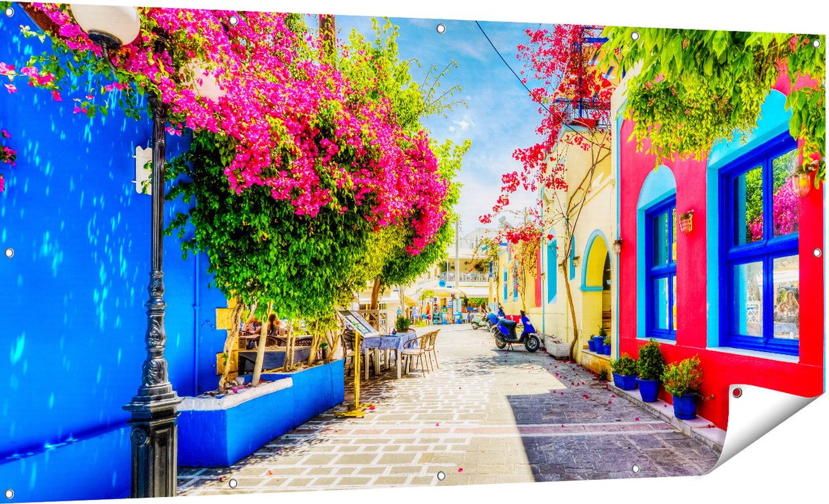 Gards Tuinposter Kleurrijke Straat op het Eiland Kos, Griekenland - 180x90 cm - Tuindoek - Tuindecoratie - Wanddecoratie buiten - Tuinschilderij Multikleur
