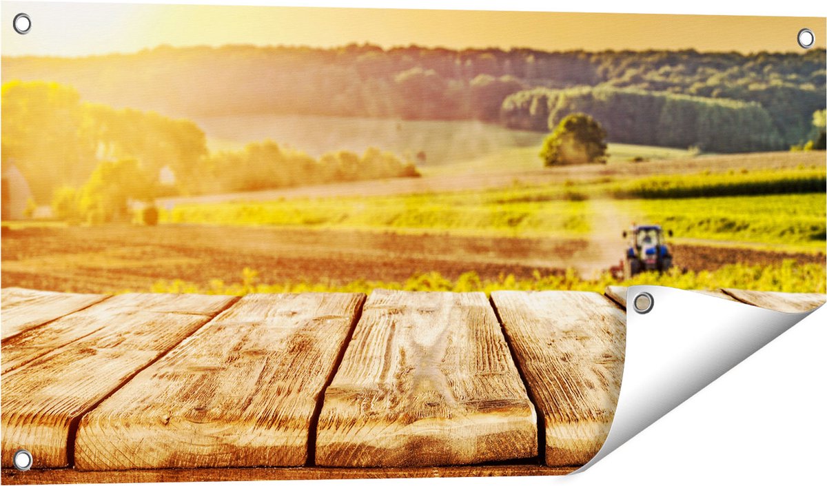 Gards Tuinposter Tractor in het Veld met Houten Planken - 80x40 cm - Tuindoek - Tuindecoratie - Wanddecoratie buiten - Tuinschilderij Multikleur