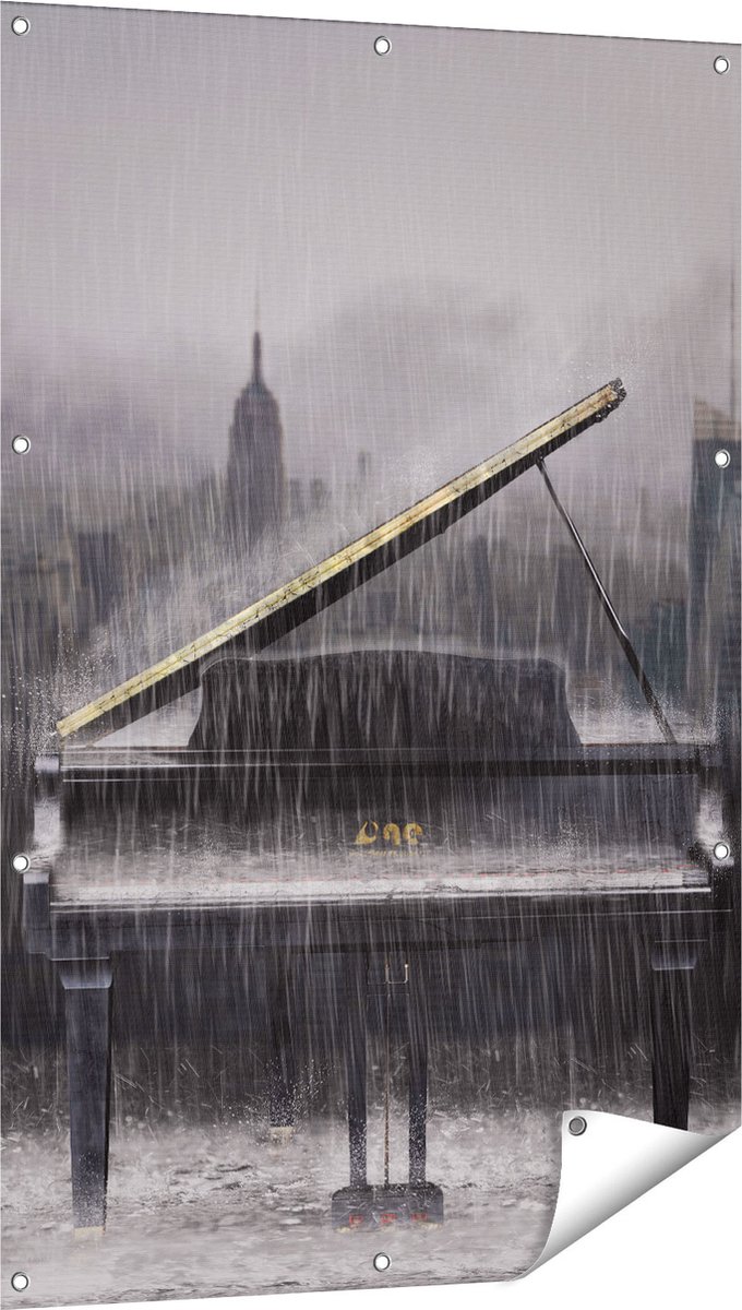 Gards Tuinposter Piano in de Regen voor een Stad - 80x120 cm - Tuindoek - Tuindecoratie - Wanddecoratie buiten - Tuinschilderij Multikleur