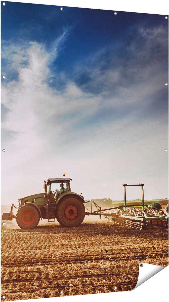 Gards Tuinposter Tractor op het Veld - Trekker - 120x180 cm - Tuindoek - Tuindecoratie - Wanddecoratie buiten - Tuinschilderij Multikleur