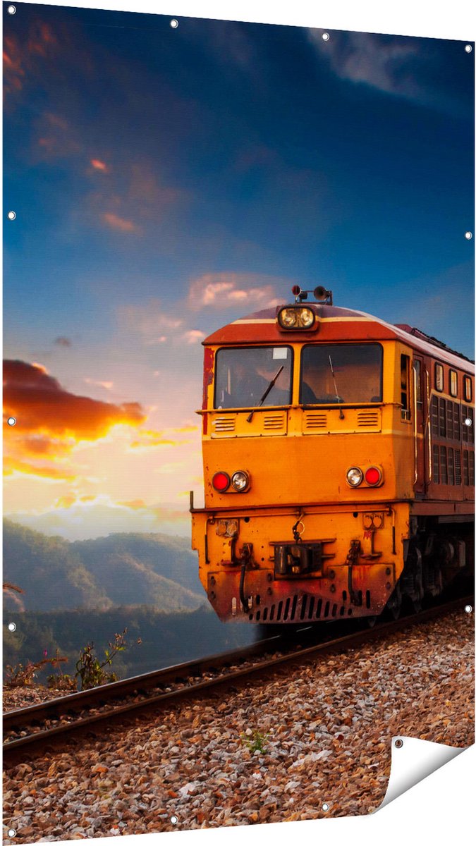 Gards Tuinposter Trein tussen de Bergen in Thailand - 120x180 cm - Tuindoek - Tuindecoratie - Wanddecoratie buiten - Tuinschilderij Multikleur