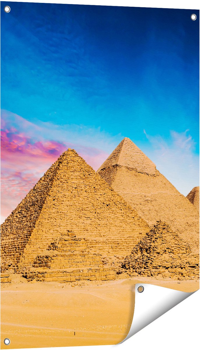 Gards Tuinposter Egyptische Piramides bij Zonsondergang - 60x90 cm - Tuindoek - Tuindecoratie - Wanddecoratie buiten - Tuinschilderij Multikleur