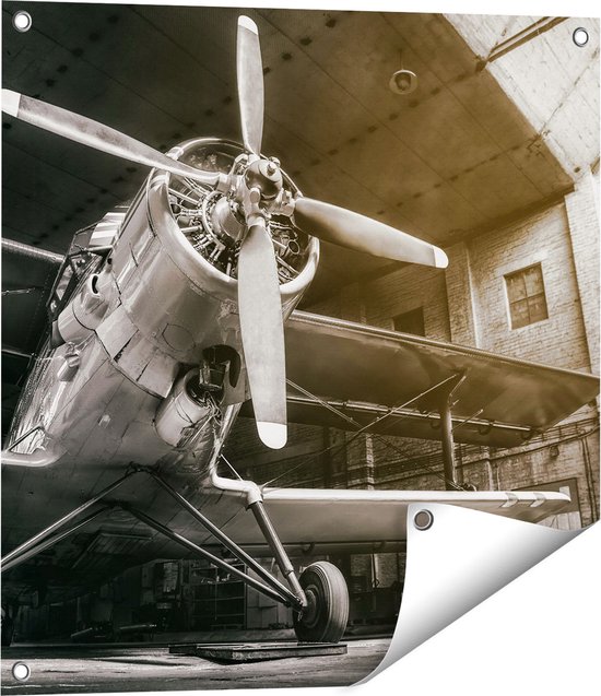 Gards Tuinposter Oud Vliegtuig in een Hangar - Zwart Wit - 60x60 cm - Tuindoek - Tuindecoratie - Wanddecoratie buiten - Tuinschilderij