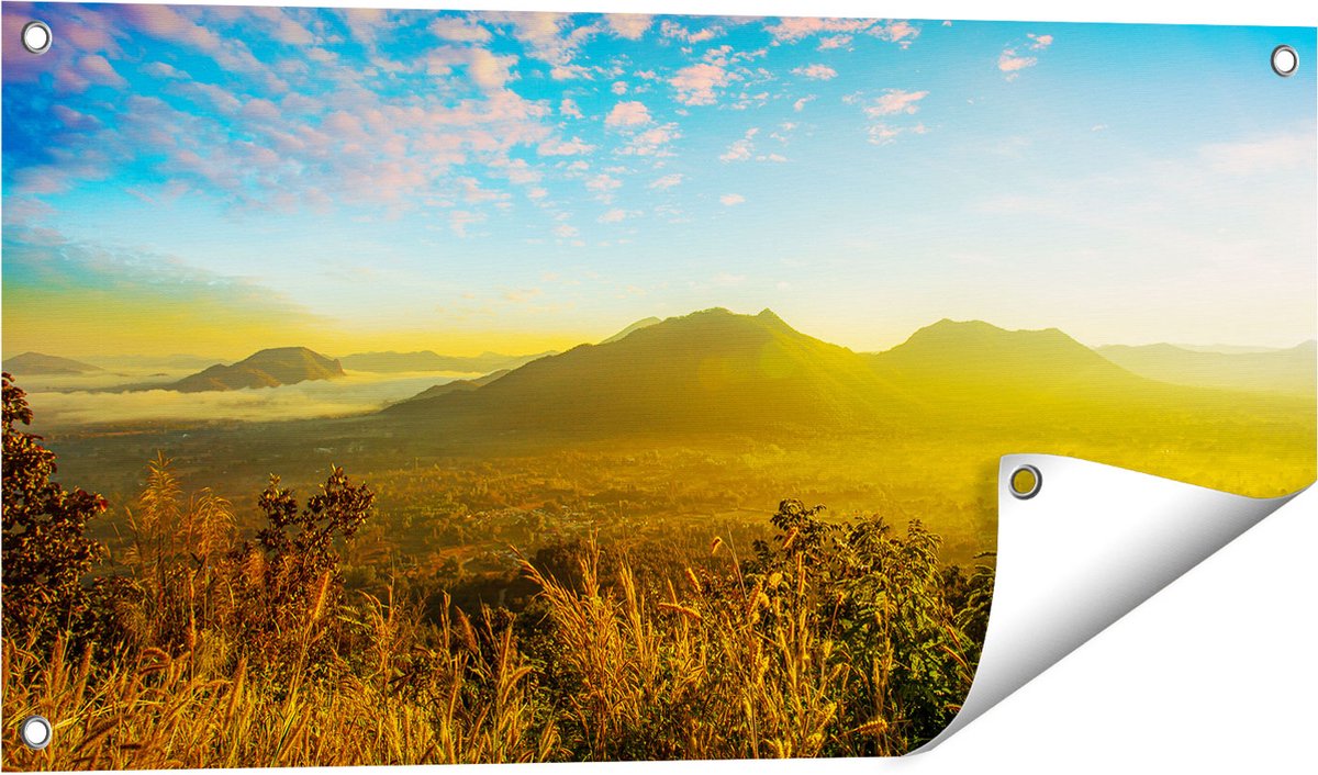 Gards Tuinposter Bergen met Mist in Thailand - 80x40 cm - Tuindoek - Tuindecoratie - Wanddecoratie buiten - Tuinschilderij Multikleur