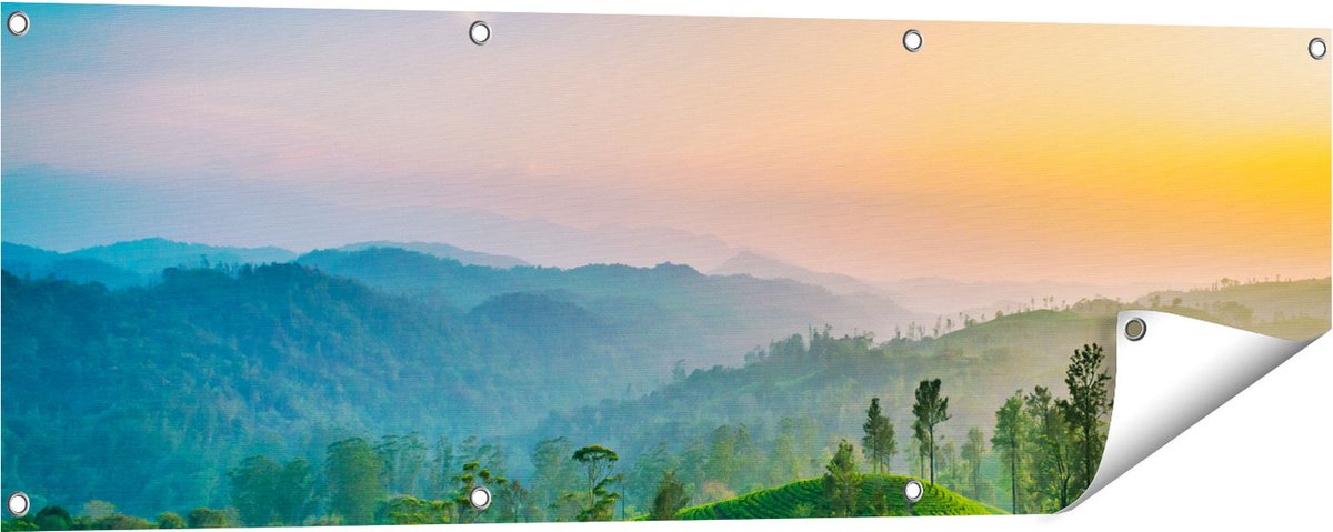 Gards Tuinposter Zonsondergang op een Thee Plantage - 120x40 cm - Tuindoek - Tuindecoratie - Wanddecoratie buiten - Tuinschilderij Multikleur