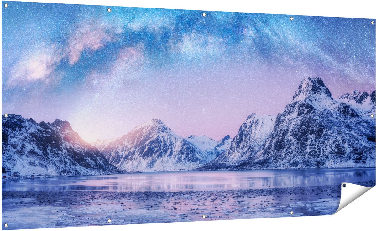 Gards Tuinposter Melkweg bij de Besneeuwde bergen - 200x100 cm - Tuindoek - Tuindecoratie - Wanddecoratie buiten - Tuinschilderij Multikleur