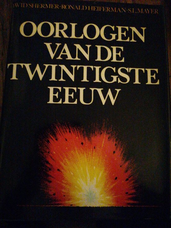Boek "Oorlogen van de twintigste eeuw" met explosie-illustratie.
