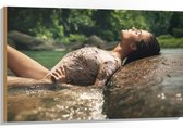 Hout - Poserende Vrouw in Glitter Zwemkleding in Rivier - 105x70 cm - 9 mm dik - Foto op Hout (Met Ophangsysteem)