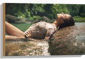 Hout - Poserende Vrouw in Glitter Zwemkleding in Rivier - 60x40 cm - 9 mm dik - Foto op Hout (Met Ophangsysteem)