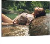 Dibond - Poserende Vrouw in Glitter Zwemkleding in Rivier - 100x75 cm Foto op Aluminium (Wanddecoratie van metaal)