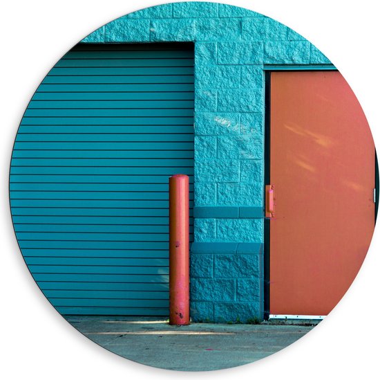 Dibond Muurcirkel - Blauwe Muur met Rode deur - 80x80 cm Foto op Aluminium Muurcirkel (met ophangsysteem)