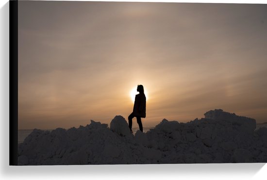 WallClassics - Toile - Silhouette de femme sur un tas de neige - 60x40 cm Photo sur toile (Décoration murale sur toile)