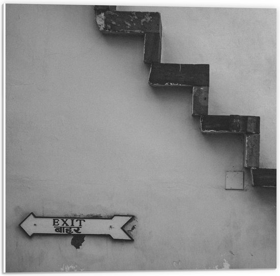 PVC Schuimplaat - Trap voor Witte Muur in het Zwart- wit met Bordje Exit - 50x50 cm Foto op PVC Schuimplaat (Met Ophangsysteem)