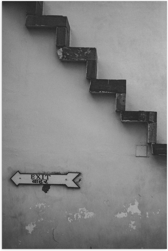 Poster (Mat) - Trap voor Witte Muur in het Zwart- wit met Bordje Exit - 80x120 cm Foto op Posterpapier met een Matte look