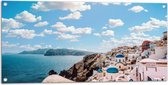 WallClassics - Tuinposter – Klassiek Witte Huisjes in Santorini - 100x50 cm Foto op Tuinposter (wanddecoratie voor buiten en binnen)