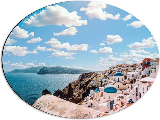 WallClassics - Dibond Ovaal - Klassiek Witte Huisjes in Santorini - 56x42 cm Foto op Ovaal (Met Ophangsysteem)