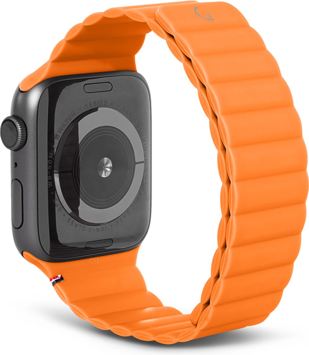 DECODED Siliconen Bandje - Geschikt voor Apple Watch Series 1-8 / SE - 38/40/41 mm - Sterke Magneetsluiting - Apricot