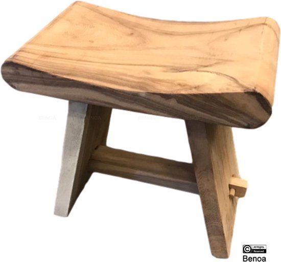 Een houten krukje met een onregelmatig gevormde, gebogen zitting met houtnerf en twee schuin geplaatste poten met een dwarsbalk.